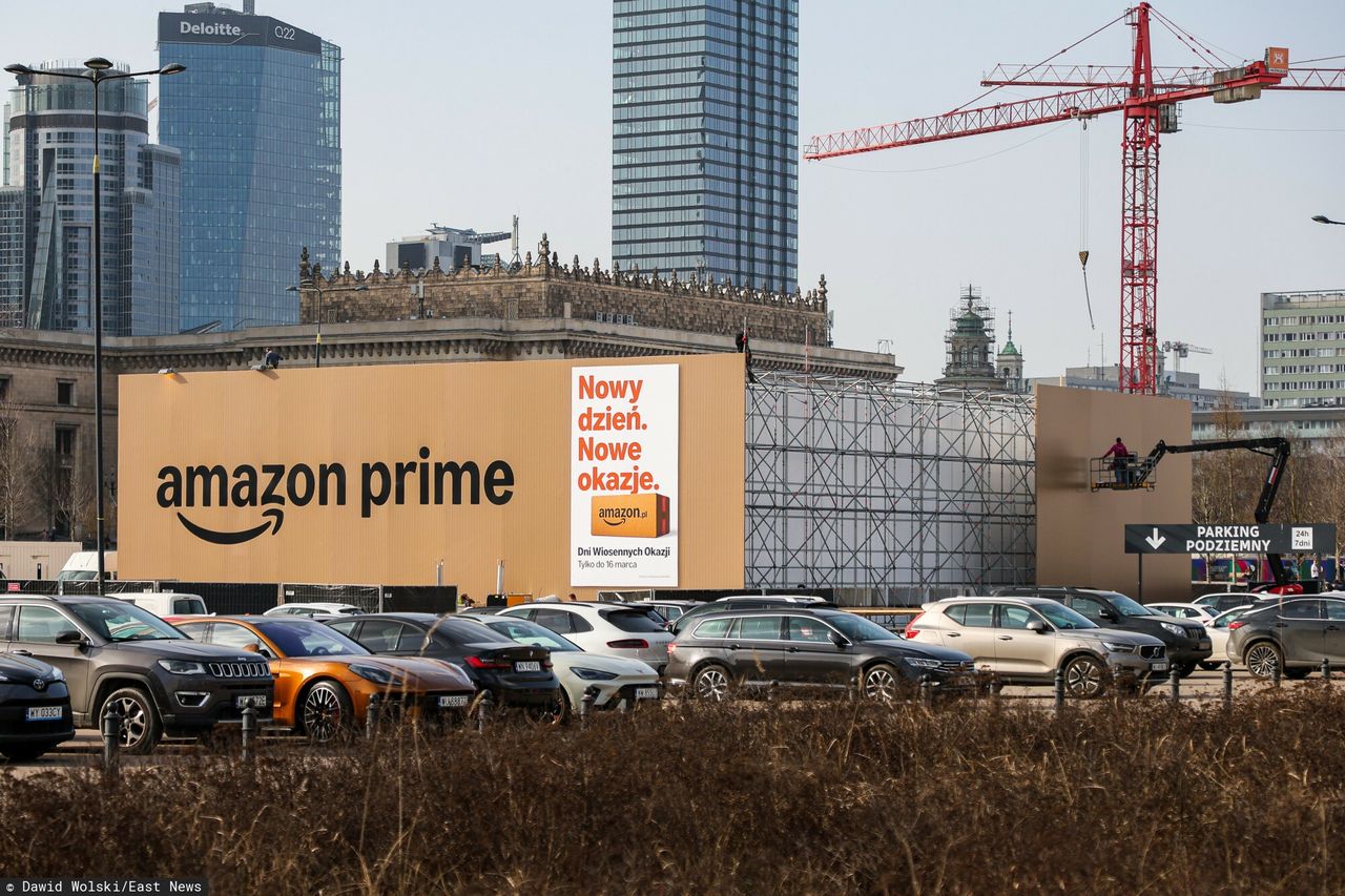 Warszawa "niewolnicą chaosu". Paczka za 407 tys. zł w centrum stolicy