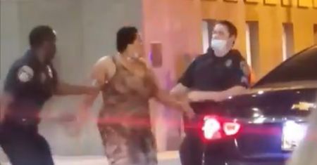 Zamieszki w USA. Tak policjant potraktował kobietę. Wstrząsające nagranie
