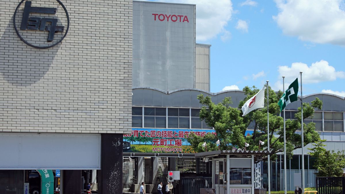 An entrance of Toyota Motor Corporation's Motomachi plant, which has been shut down due to a system malfunction, in Toyota, Aichi prefecture, central Japan, 29 August 2023. Toyota Motor Corporation announced on 29 August 2023 that production lines at 12 plants in Japan had been shut down since the morning due to a failure in the automaker's computer system managing parts orders. Additional lines at two other plants are also scheduled to stop production in the evening, causing the suspension of all vehicle production in Japan. The cause is under investigation. EPA/JIJI PRESS JAPAN OUT EDITORIAL USE ONLY/ Dostawca: PAP/EPA.