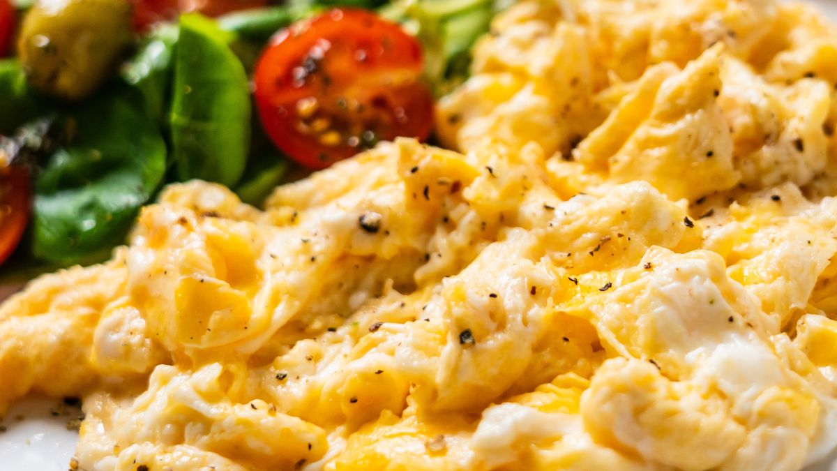 Jajecznica z serkiem wiejskim – przepis