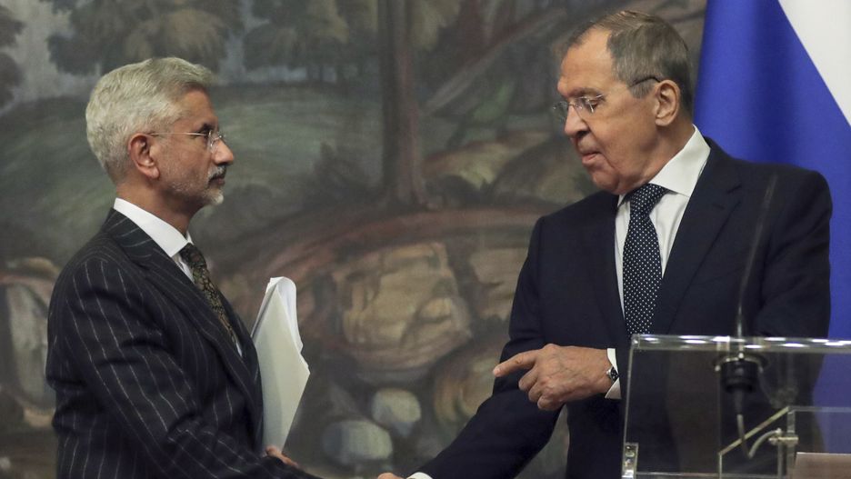 Russian Foreign Minister Sergei Lavrov (R) and Indian External Affairs Minister Dr. Subrahmanyam Jaishankar (L) shake hands at a press conference during their meeting in Moscow, Russia, 08 November 2022. EPA/MAXIM SHIPENKOV Dostawca: PAP/EPA.