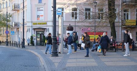Pasażerowie mokną w deszczu w oczekiwaniu na opóźniony autobus. Radny apeluje o montaż wiaty przystankowej