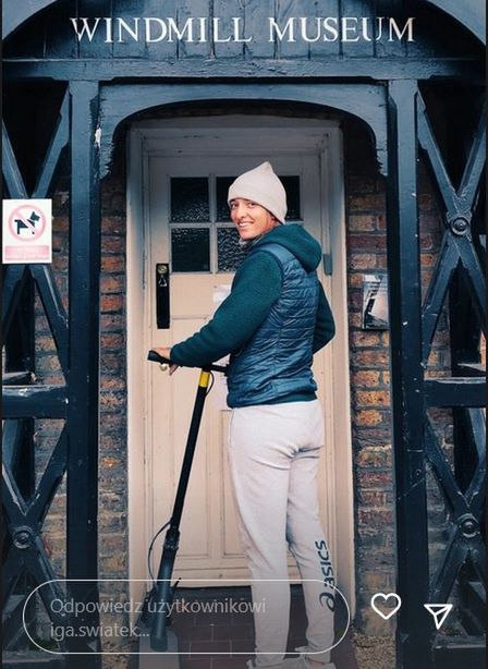 Iga Świątek na hulajnodze