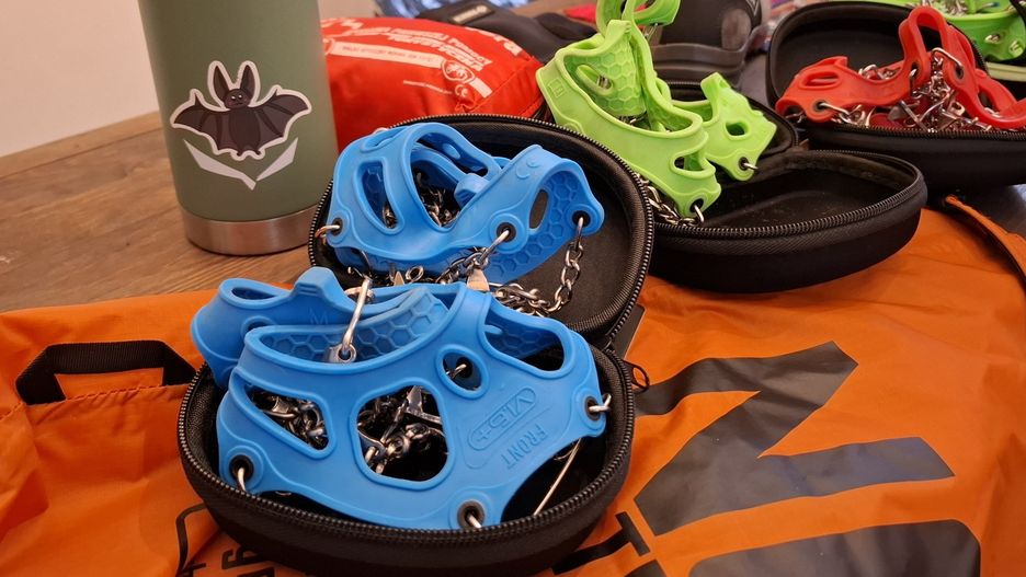 Raki czy raczki? Co wybrać na zimową wycieczkę w góry