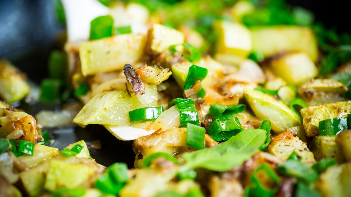 Sałatkę na ciepło do obiadu robię z popularnego warzywa