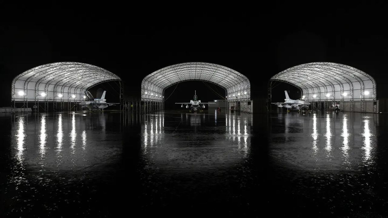 Trzy F-16 przeznaczone dla Bahrajnu przygotowane do lotu dostawczego