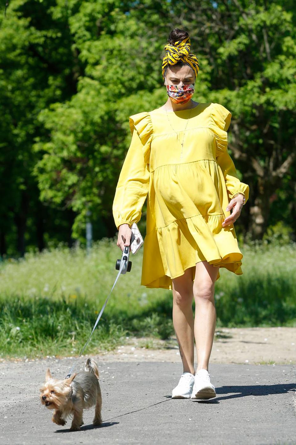 Maja Hyży na spacerze z pieskiem
