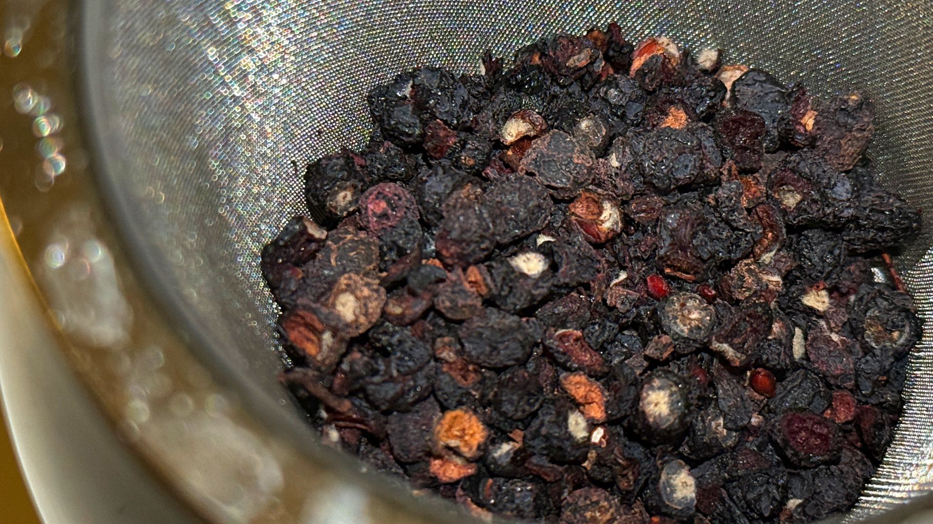 Herbata z aronii to sprawdzona metoda na wzmocnienie organizmu podczas chłodniejszych miesięcy.