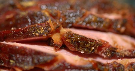 Pieczona peklowana szynka wieprzowa bez kości i tłuszczu z dodatkiem naturalnego soku