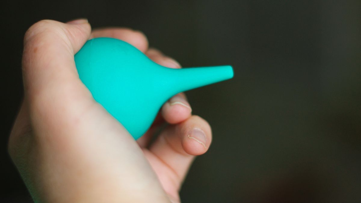 Lewatywa przed porodem zwykle wykonywana przez personel szpitalny