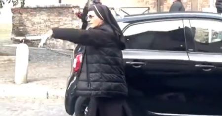 Nagle wyszła na ulicę i zaczęła kierować ruchem. Nagranie to hit
