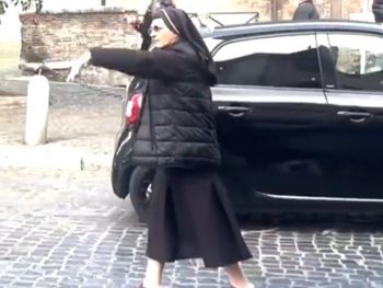 Zakonnica zaczęła kierować ruchem. Zaskakujące nagranie z Rzymu