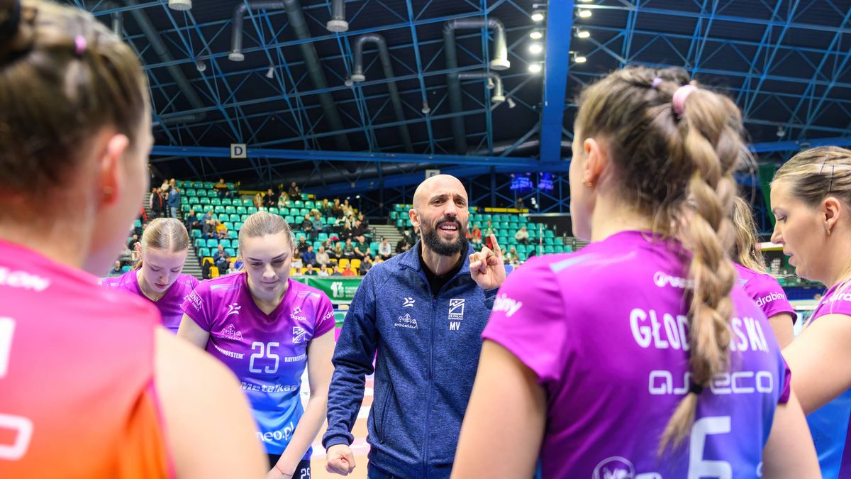 Materiały prasowe / Tauron Liga / Na zdjęciu: Martino Volpini, trener Metalkas Pałacu Bydgoszcz w rozmowie z jego podopiecznymi