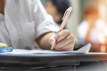 Zmieniony charakter pisma może być ważnym sygnałem ostrzegawczym. Poznaj choroby, które zmieniają styl pisania