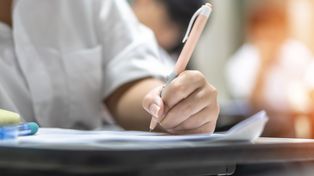 Zmieniony charakter pisma może być ważnym sygnałem ostrzegawczym. Poznaj choroby, które zmieniają styl pisania