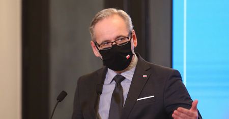Adam Niedzielski podwiózł żonę do pracy. Resort zdrowia tłumaczy