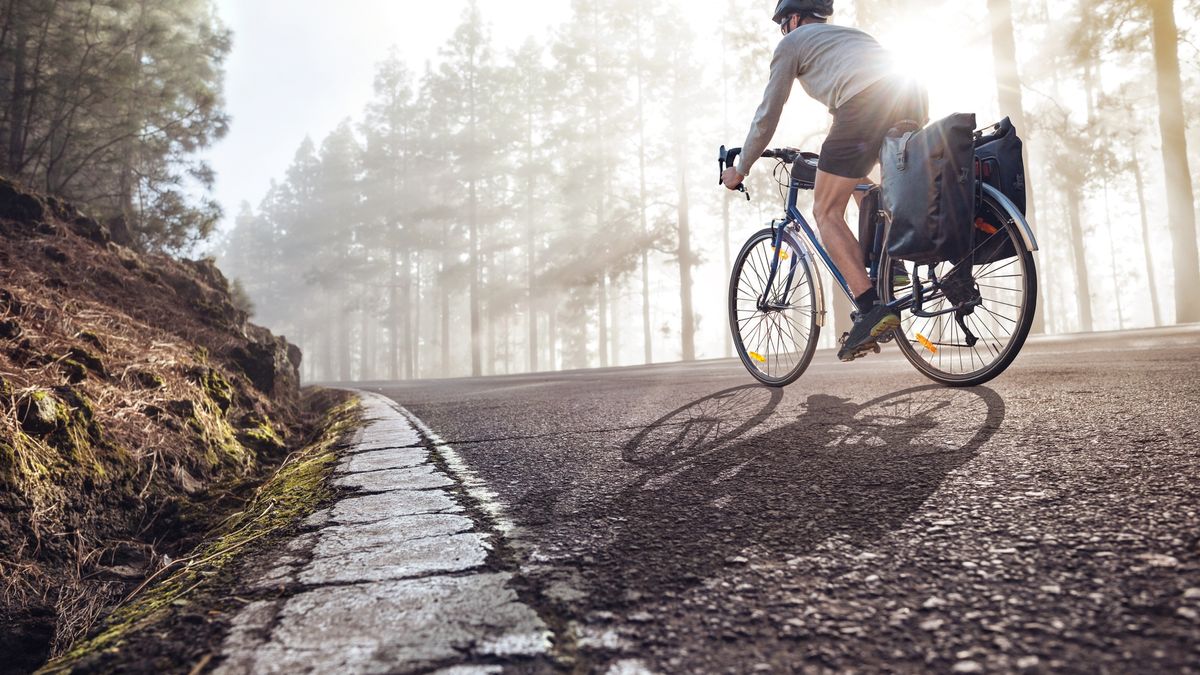 Bikepacking to sposób na podróżowanie rowerem, który zakłada przewożenie bagażu ze sobą w specjalnych sakwach.