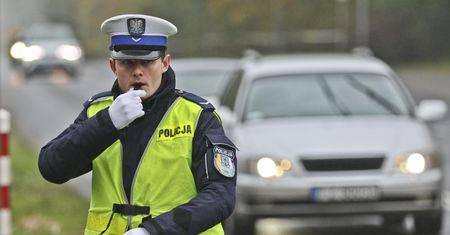 Kierowanie ruchem. Zobacz, co pokazuje policjant
