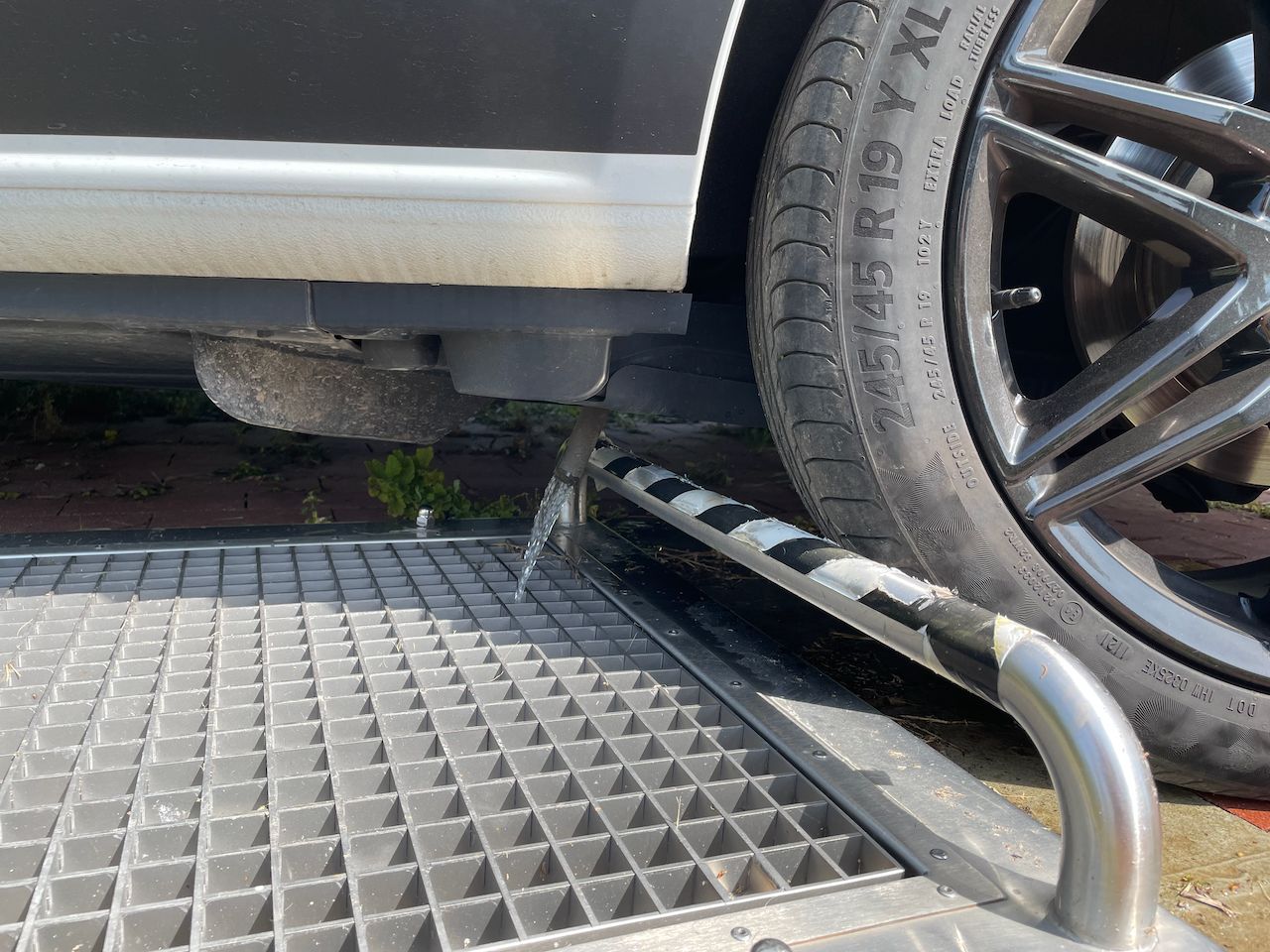 W jednym i drugim modelu odpływ wody szarej znajduje się przed tylnym lewym kołem. Brudną wodę (spływającą ze zlewu) można opróżniać w wyznaczonych miejscach m.in. na kempingach i MOP-ach