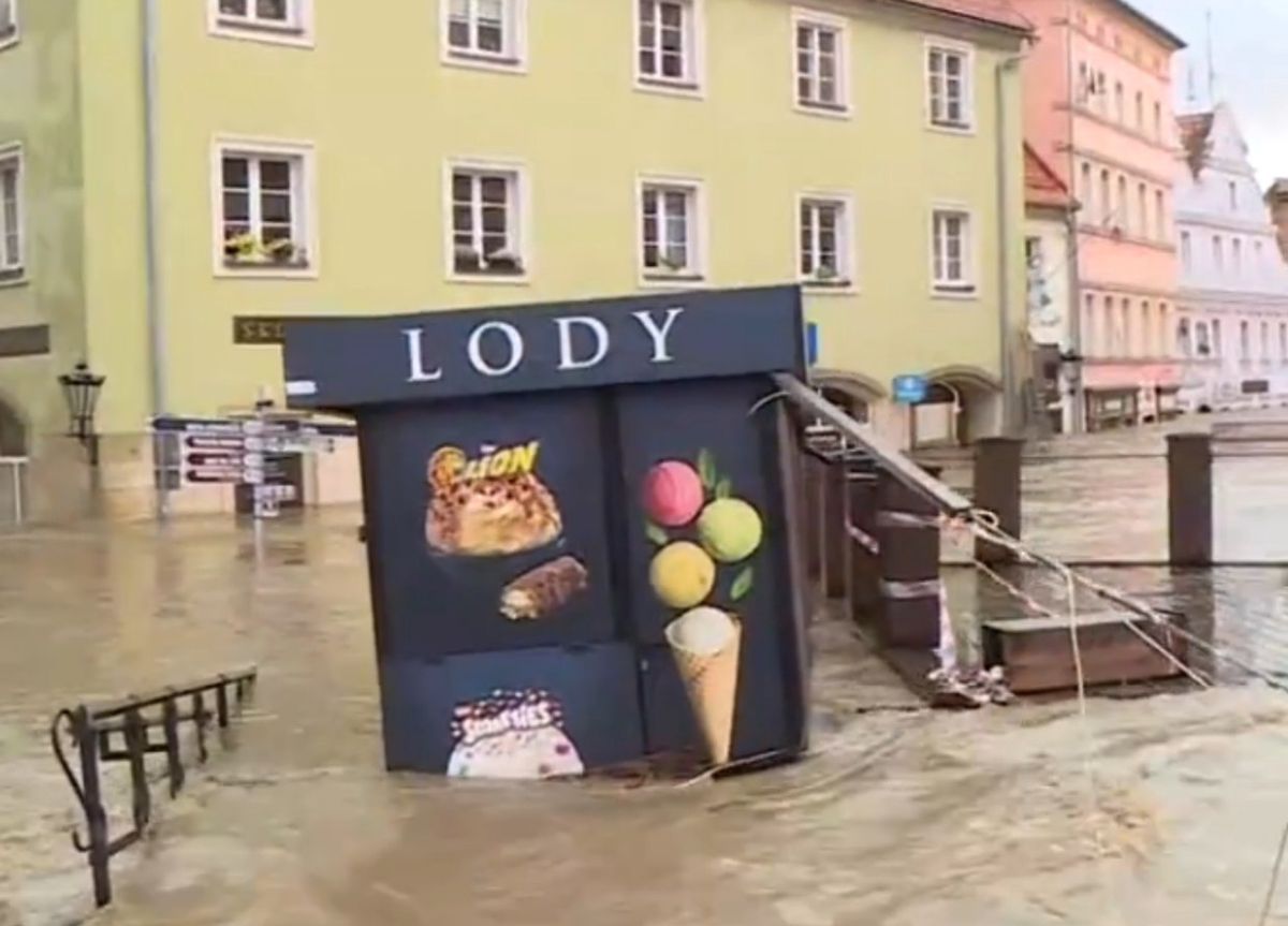 Woda porwała budkę z lodami