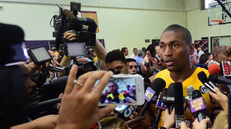 Metta World Peace rozmawia z dziennikarzami podczas dnia dla mediów w Los Angeles Lakers