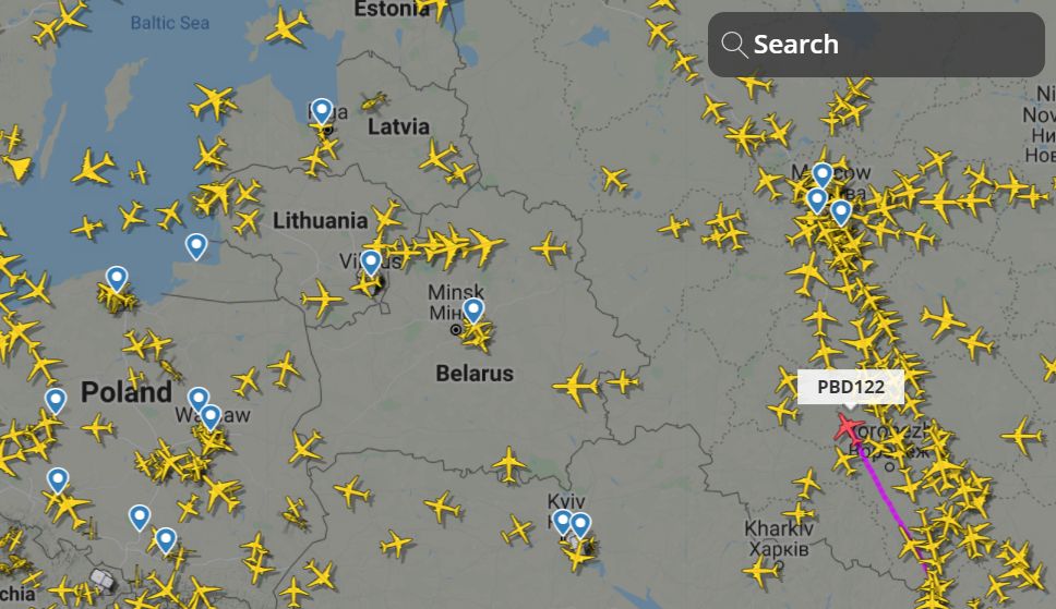 Na portalu Fligdtradar24 widać jednak doskonale, że nad Białorusią nadal latają samoloty. 