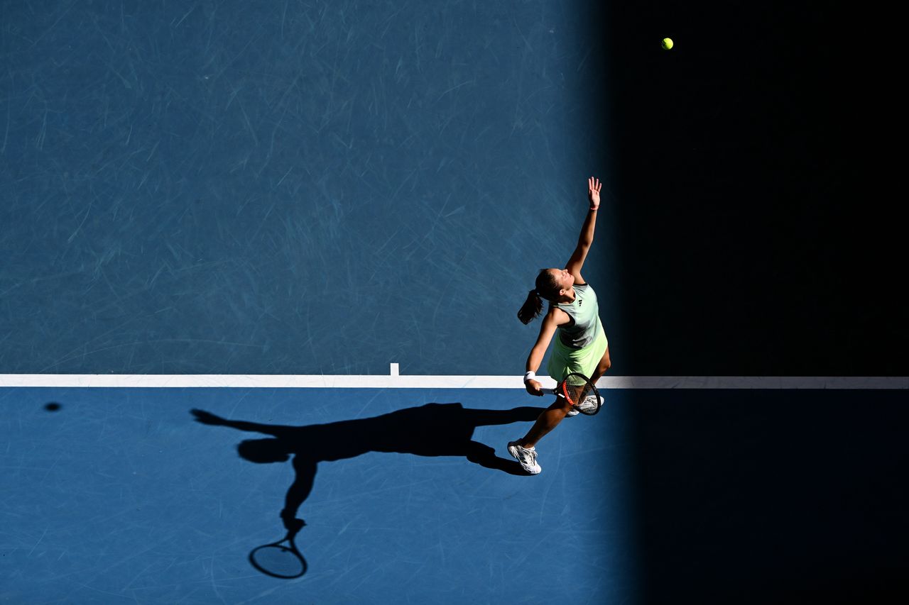 Daria Kasatkina of Russia in action during her second round match against Sloane Stephens of the USA on Day 5 of the 2024 Australian Open at Melbourne Park in Melbourne, Australia, 18 January 2024. EPA/JOEL CARRETT AUSTRALIA AND NEW ZEALAND OUT Dostawca: PAP/EPA.