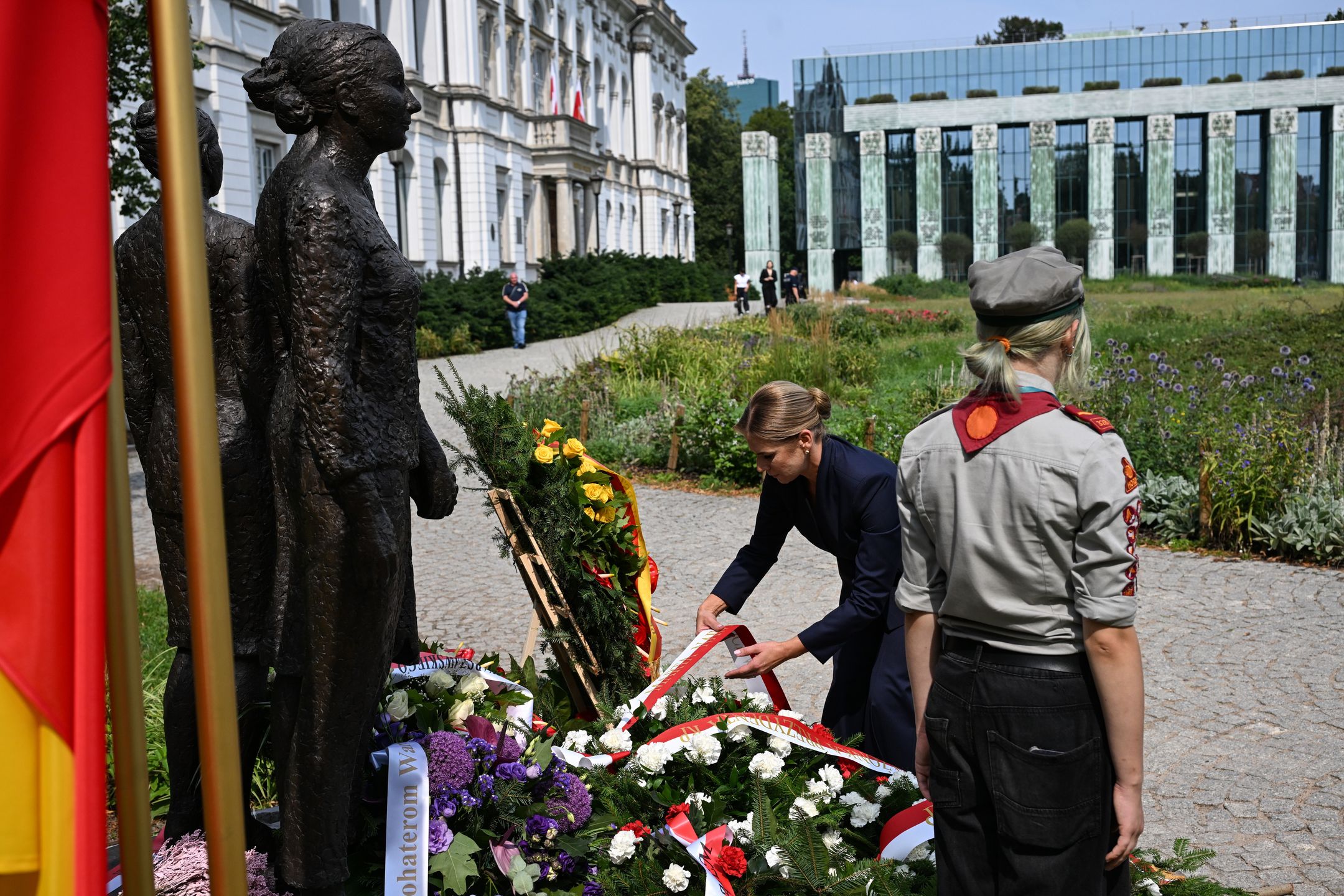 Warszawa, 01.08.2026. Obchody 82. rocznicy wybuchu Powstania Warszawskiego. Pierwsza dama Marta Nawrocka składa kwiaty przy pomniku ?Kobietom Powstania Warszawskiego? w Warszawie, 1 bm. W stolicy trwają obchody 82. rocznicy wybuchu Powstania Warszawskiego - wystąpienia zbrojnego przeciwko okupującym Warszawę wojskom niemieckim, zorganizowanego przez Armię Krajową. (ad) PAP/Radek Pietruszka