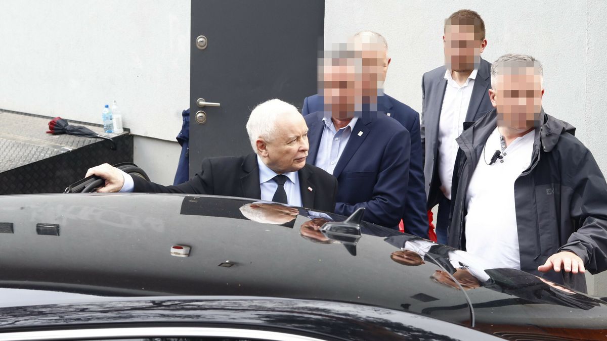 Jarosław Kaczyński w otoczeniu ochroniarzy.