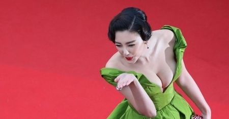 Cannes 2013: Elektryzujący dekolt Zhang Yuqi