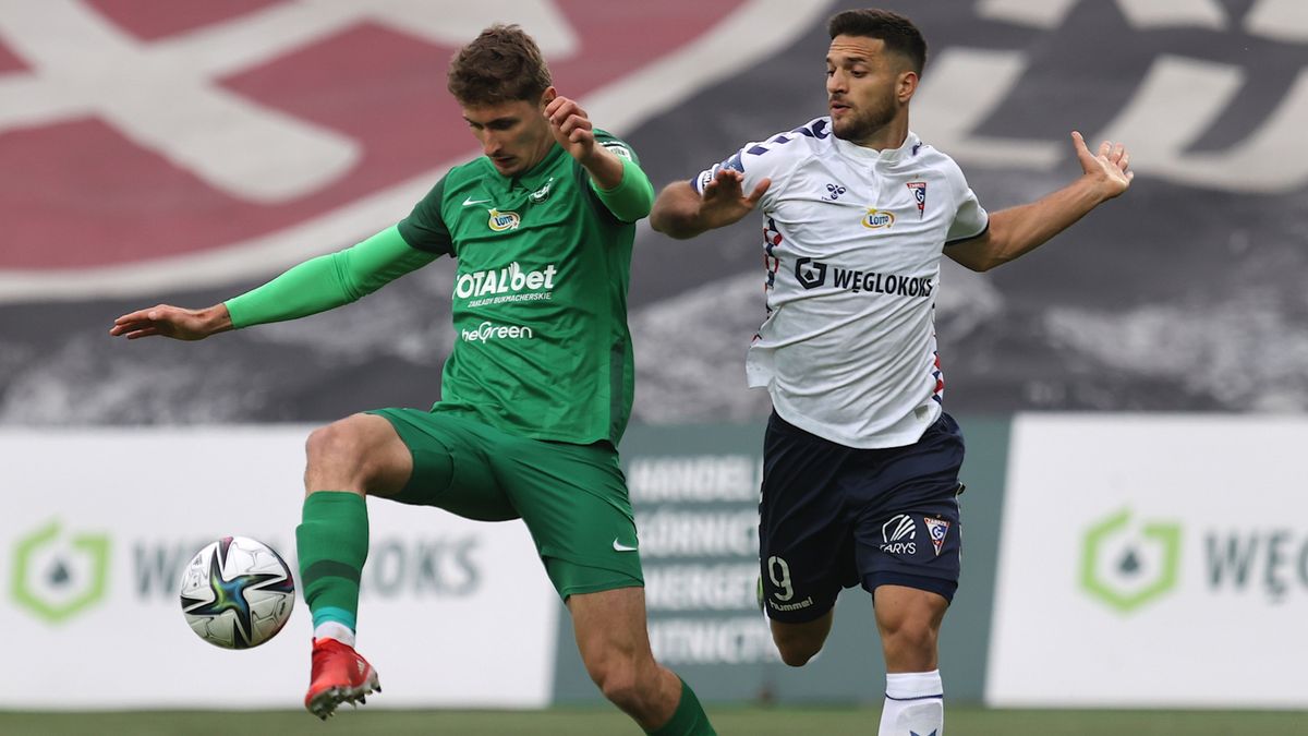 zawodnik Górnika Zabrze Jesus Jimenez (z prawej) i Aleks Ławniczak (z lewej) z Warty Poznań