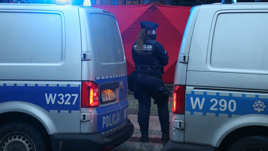 Świnoujście, 21.10.2023. Miejsce morderstwa 60-letniego mężczyzny pracującego jako recepcjonista w hotelu przy ulicy Słowackiego w Świnoujściu, 21 bm. Na miejscu działa prokuratura i policja. (ad) PAP/Marcin Bielecki ***Zdjęcie do depeszy PAP pt. Świnoujście/ Zatrzymano klienta hotelu, sprawcę zabójstwa recepcjonisty***