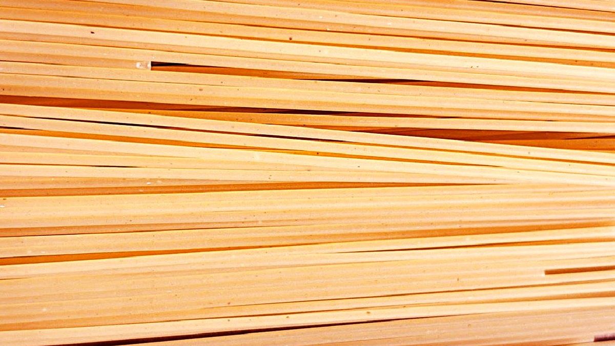 Oto co oznaczają czarne kropki na makaronie