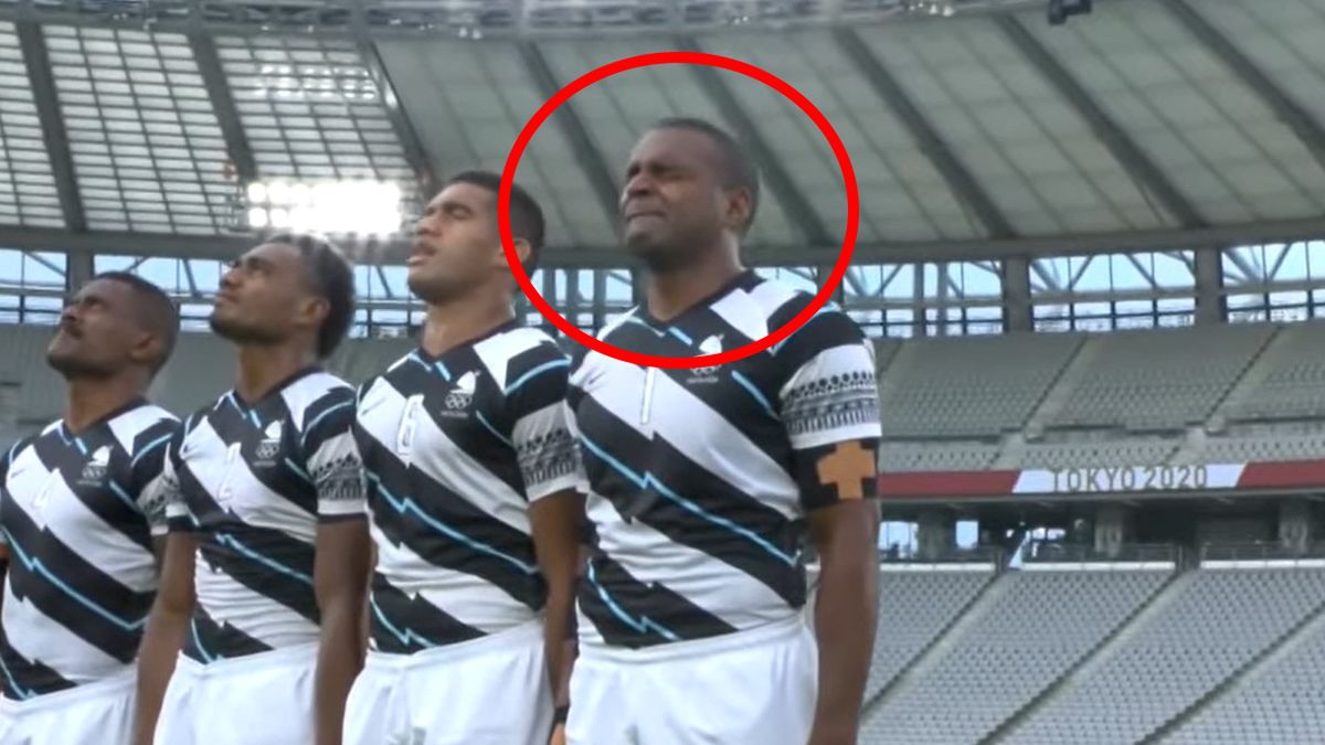 Reprezentanci Fidżi w rugby podczas odgrywania hymnu przed finałem w turnieju na igrzyskach olimpijskich w Tokio