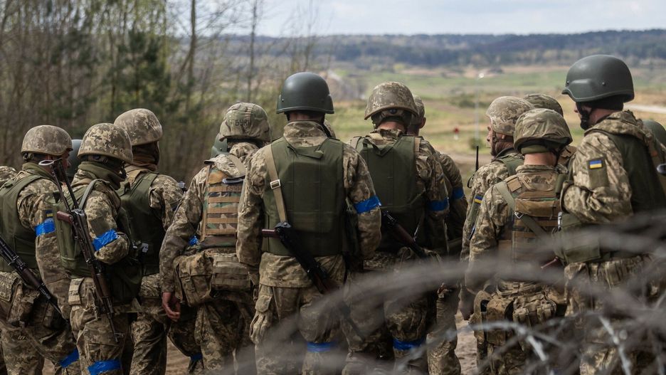 ?wiczenia ukrai?skich ?o?nierzy w Polsce
Ukrainian soldiers get instructions during a military training with French servicemen in a military training compound at an undisclosed location in Poland, on April 4, 2024. For the last time before going into battle against the Russian army, a group of Ukrainian soldiers rush into a muddy trench in Poland, under the serious gaze of the French instructors who have been following them for several weeks. (Photo by Wojtek Radwanski / AFP)
WOJTEK RADWANSKI