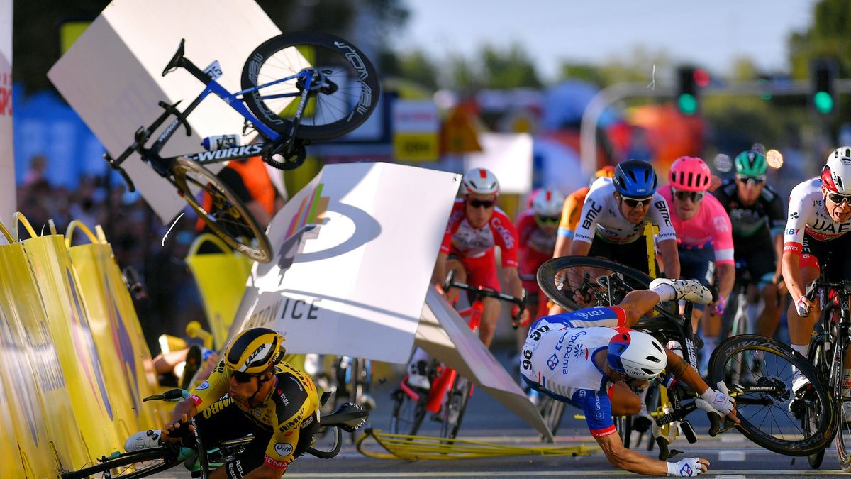 Zdjęcie okładkowe artykułu: Getty Images / Luc Claessen / Na mecie 1. etapu Tour de Pologne 2020 doszło do makabrycznej kraksy. W jej wyniku Fabio Jakobsen trafił do szpitala, a potem przez wiele miesięcy przechodził skomplikowaną rehabilitację.