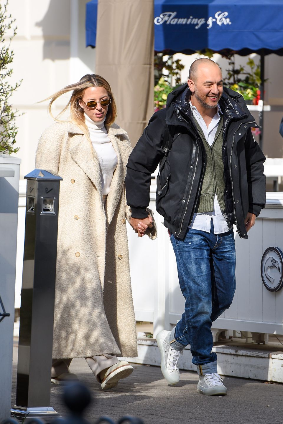 Ewa Chodakowska sfotografowana z mężem na mieście