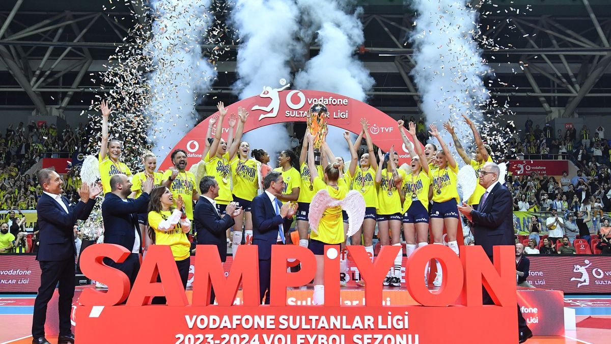 siatkarki Fenerbahce Stambuł cieszą się z mistrzostwa Turcji