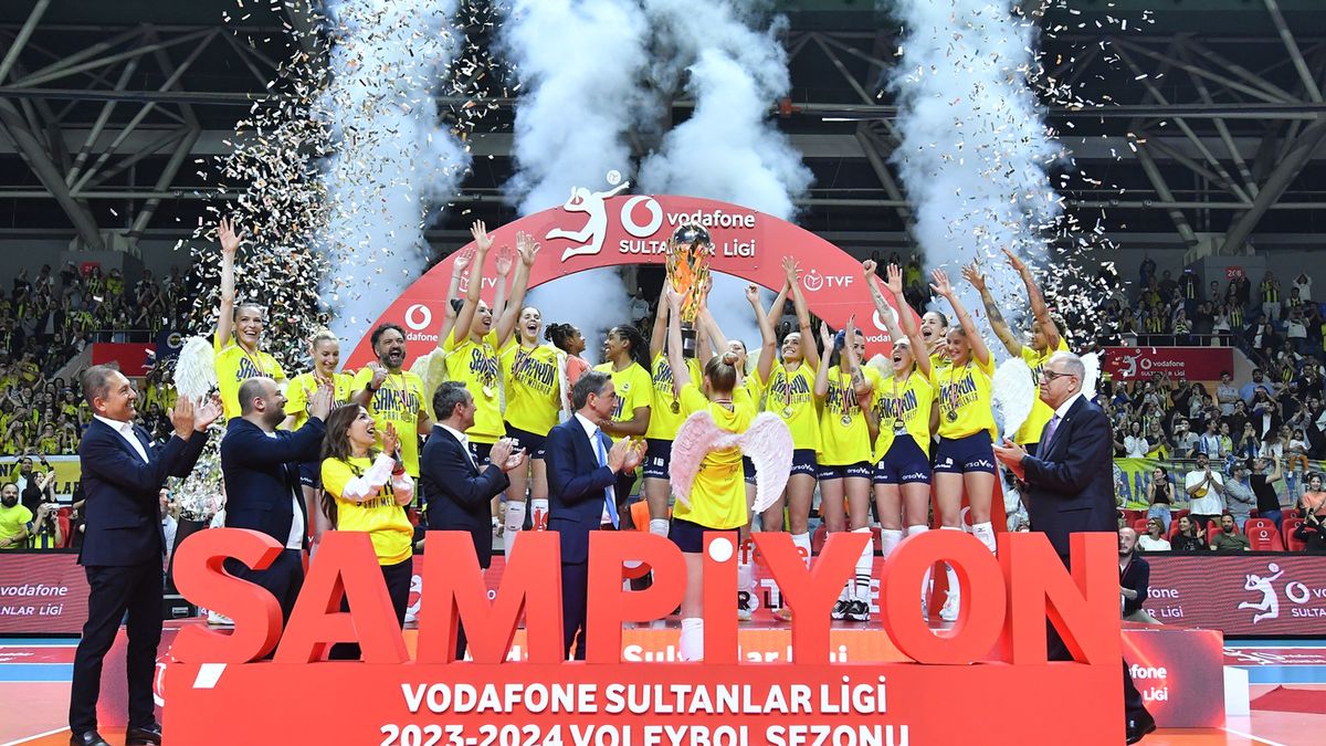 Materiały prasowe / tvf.org.tr / Na zdjęciu: siatkarki Fenerbahce Stambuł cieszą się z mistrzostwa Turcji