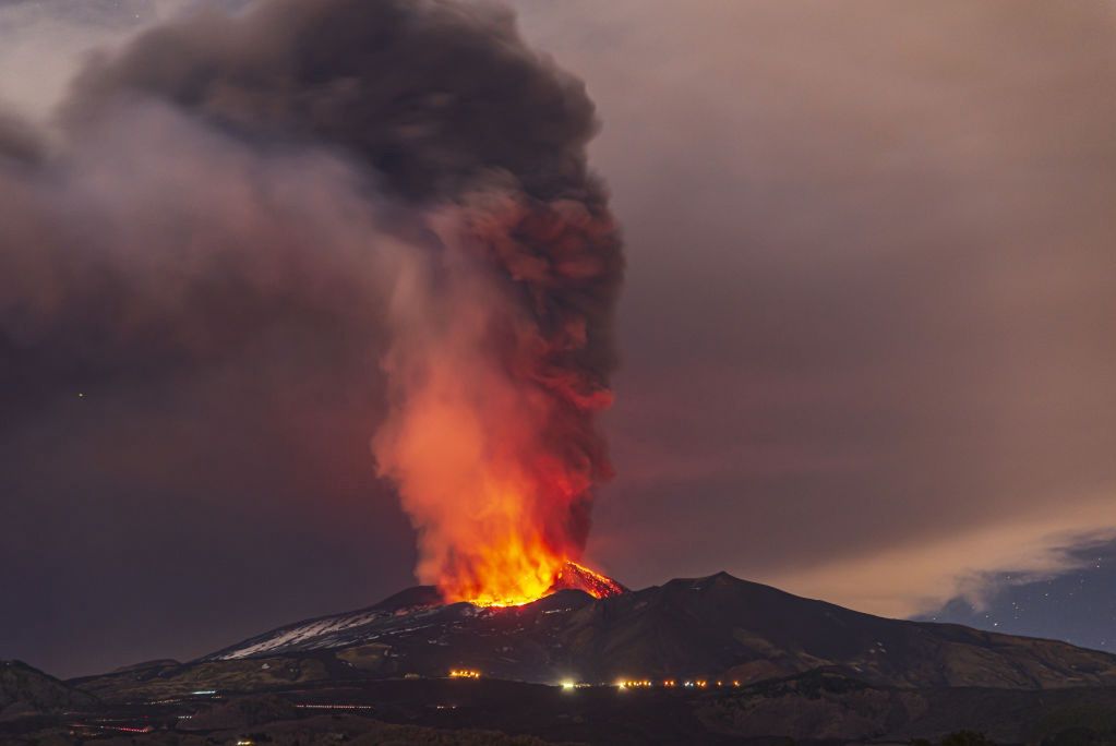 Erupcja Etny 10 lutego 2022 roku widziana z Katanii 