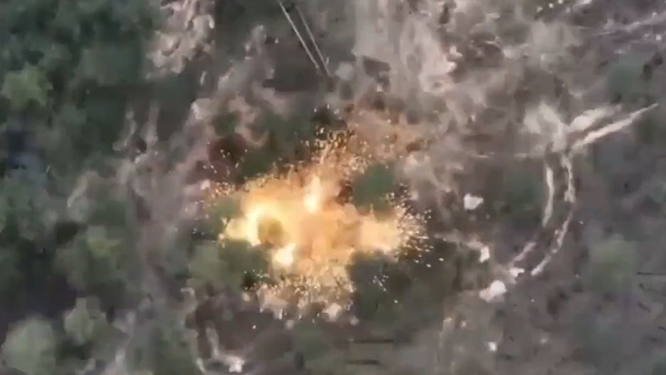 Ostrzał M982 Excalibur na rosyjskie działo 2A36 Hiacynt-B.
