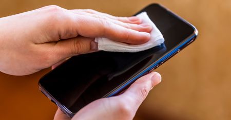 Jak często czyścić telefon, by pozbyć się bakterii? Lekarka wskazuje konkretnie