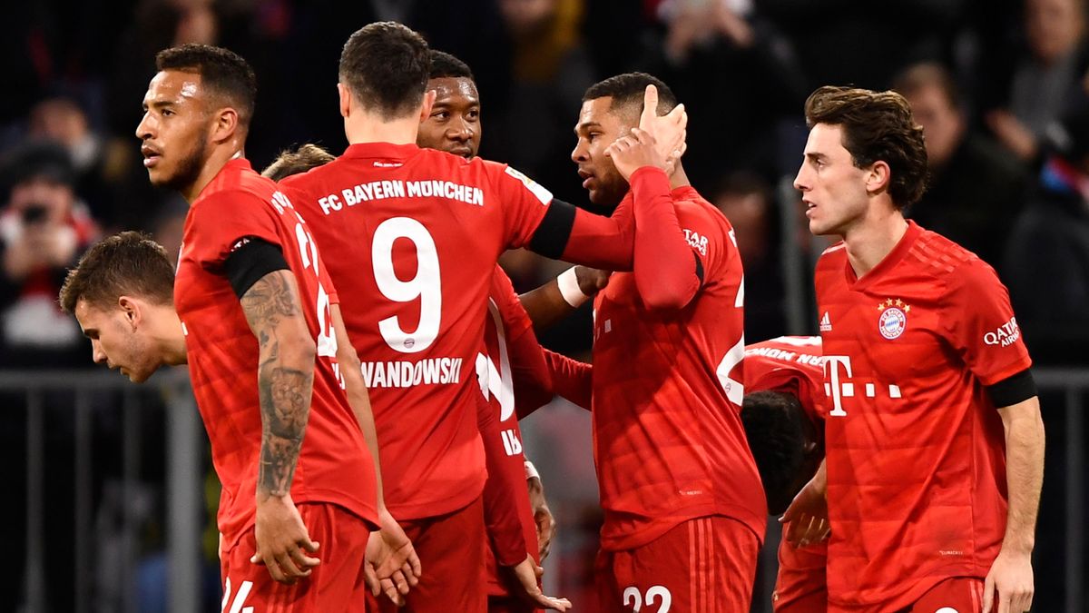 PAP/EPA / LUKAS BARTH-TUTTAS  / Na zdjęciu: Robert Lewandowski cieszy się z bramki Serge'a Gnabry'ego