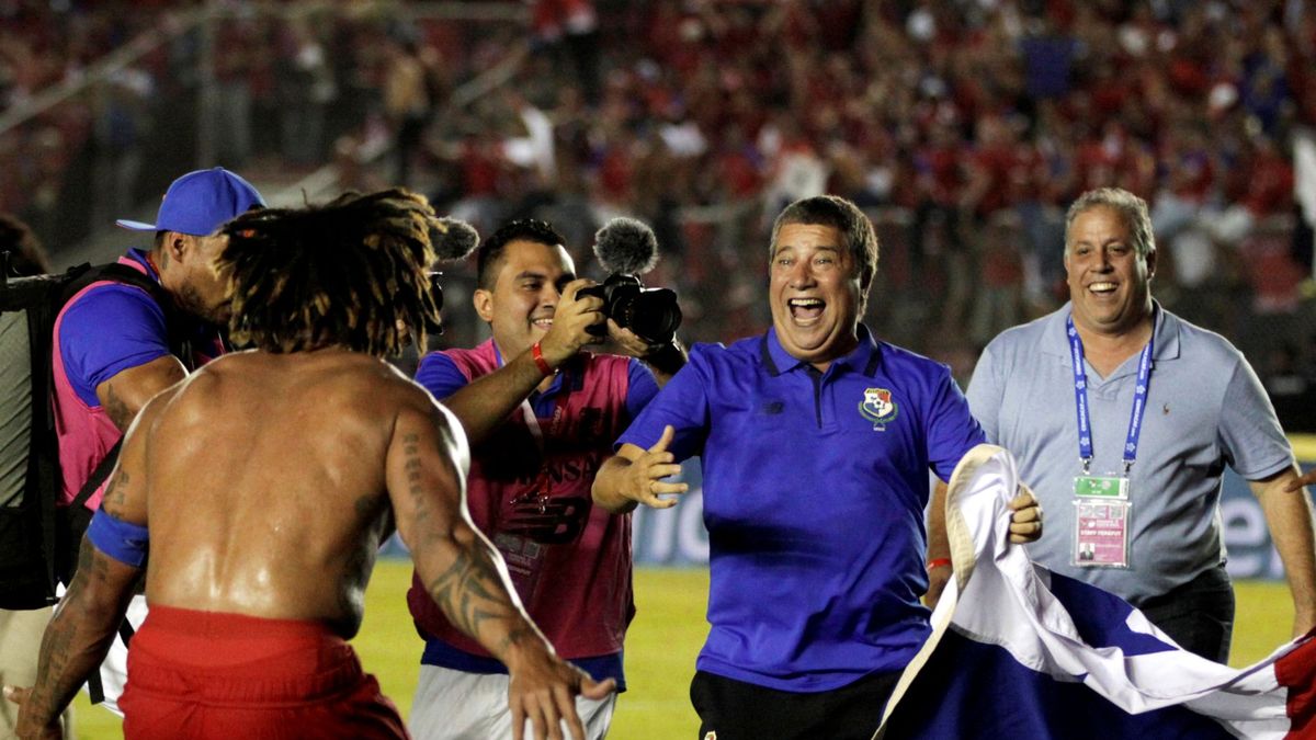 Zdjęcie okładkowe artykułu: Reuters / Stringer / Na zdjęciu: Piłkarz reprezentacji Panamy Roman Torres świętuje awans na mundial z selekcjonerem Hernanem Dario Gomezem