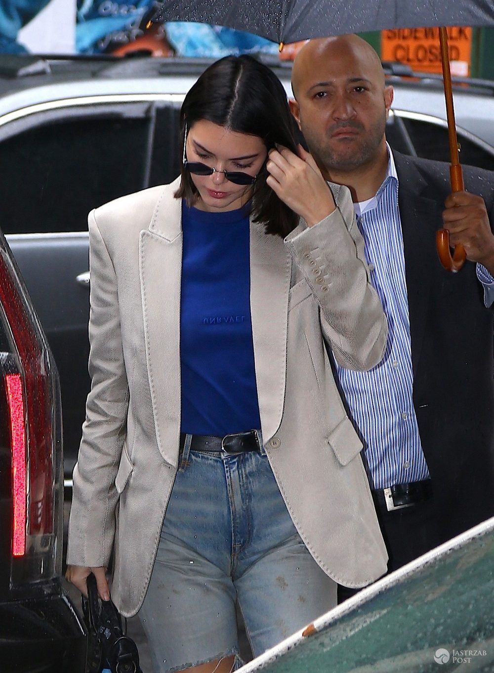 Kendall Jenner w podartych dżinsach