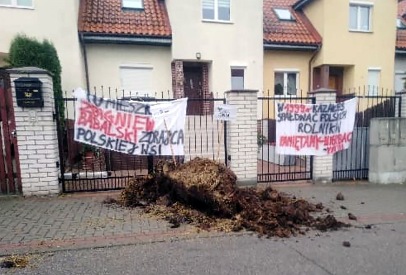 "Zdradzili polską wieś". Rolnicy zrzucili odchody przed domami posłów