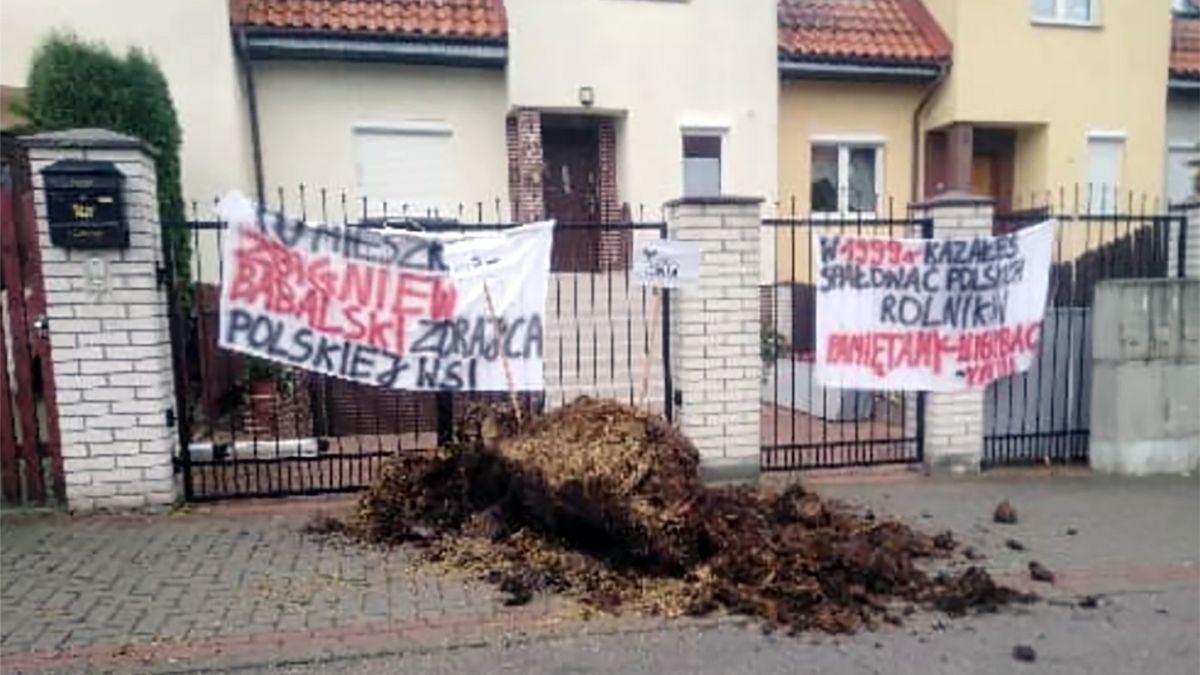 Działacze Agrounii zrzucili gnojówkę przed domem posłów PiS