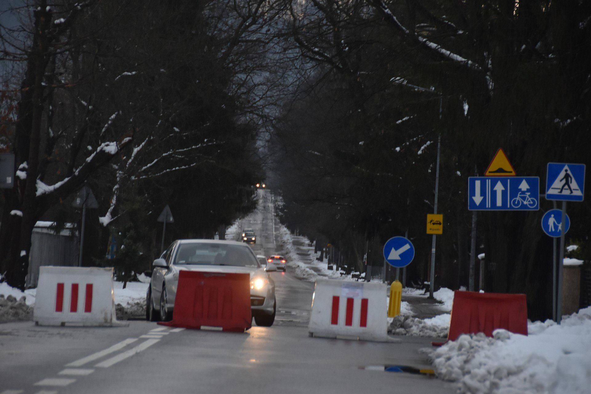 Spływająca z ulic woda z roztopów zalała drogę pod wiaduktem przy al. Tarnowskich w Tarnowie. Przejazd w tym miejscu zamknięto
