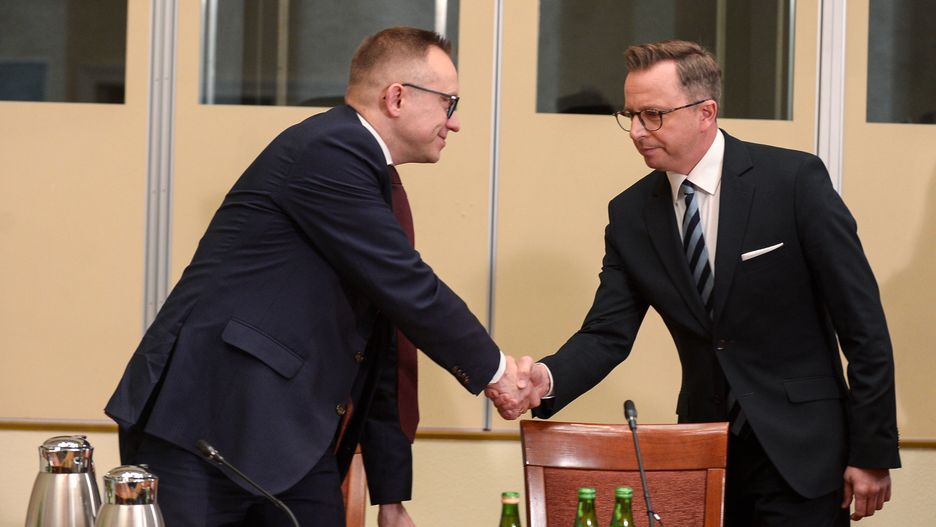 Warszawa, 19.01.2024. Były wiceminister aktywów państwowych, członek zarządu Narodowego Banku Polskiego Artur Soboń (L) oraz przewodniczący komisji, poseł KO Dariusz Joński (P) podczas posiedzenia sejmowej komisji śledczej do zbadania legalności, prawidłowości oraz celowości działań podjętych w celu przygotowania i przeprowadzenia wyborów Prezydenta Rzeczypospolitej Polskiej w 2020 r. w formie głosowania korespondencyjnego, 19 bm. w Sejmie w Warszawie. (jm) PAP/Marcin Obara