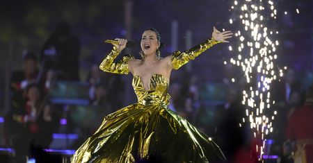 Katy Perry w "królewskiej" sukni. Skąpana w złocie zaśpiewała dla Karola III